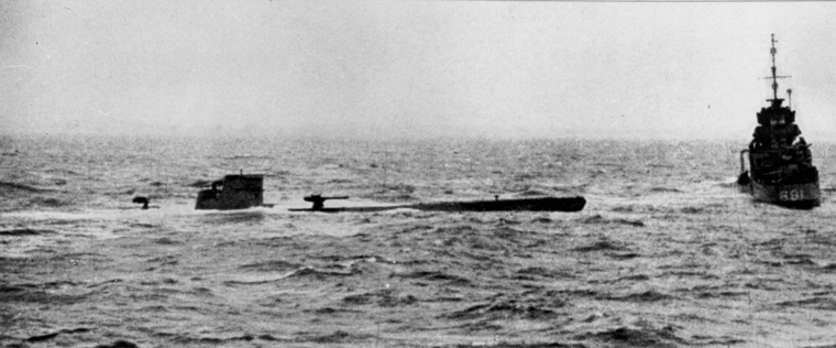Файл:ИстГлав — U-110 и HMS Bulldog.jpg
