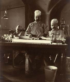 Н. М. Берестнев с сотрудниками противочумной лаборатории на форте, 1905.