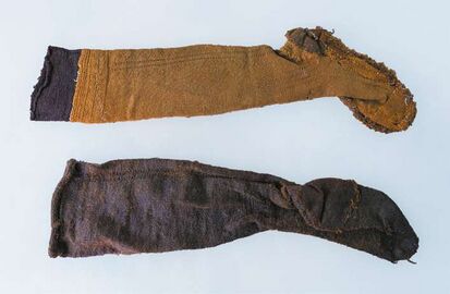 Чулок и кожаная рукавица. Рабочие вещи изучаются вместе со следами их использования; «Гидрокосмос».