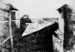 «Вид из окна в Ле Гра» Жозефа Нисефора Ньепса, 1827 год. Одна из древнейших сохранившихся фотографий.