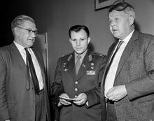 Алексей Сурков, Юрий Гагарин и Александр Твардовский (слева направо), 5 июля 1963 года. Фото В. Мастюкова; Главархив Москвы / Mos.ru.