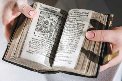 Книга после раскрытия листов. Реставрация возвращает доступ к печатному тексту; «Гидрокосмос».