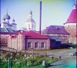 Троицкий собор и электростанция Соловецкого монастыря. С. М. Прокудин-Горский; 1915 по каталогу. Старый монастырский центр осваивал новую технику.