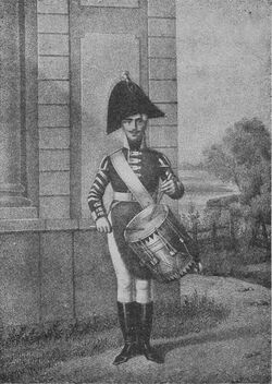 Мушкетёрский барабанщик, 1802–1803 годы. Сравнительное изображение строевого музыканта времени ранней службы Копейкина.