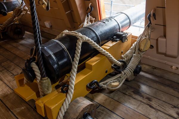 Орудие HMS Victory в музейной экспозиции. Справа видны блоки боковых орудийных талей. Современный вид, апрель 2023 года.