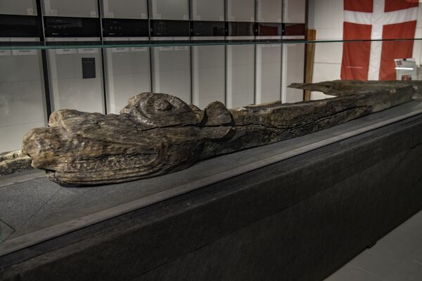 Резная носовая фигура с затонувшего королевского корабля