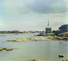 Село Сорока, вид с острова. С. М. Прокудин-Горский, 1916. Береговая застройка и подходы к воде.