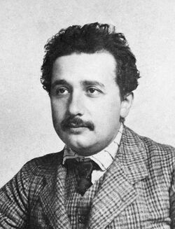 Альберт Эйнштейн. В 1905 году он связал броуновское движение с диффузией и молекулярной теорией тепла.