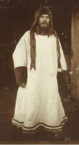 Мужской костюм на фотографии Н. А. Шабунина, 1903–1904. Снимок позволяет рассмотреть одежду; конкретное занятие человека не установлено.