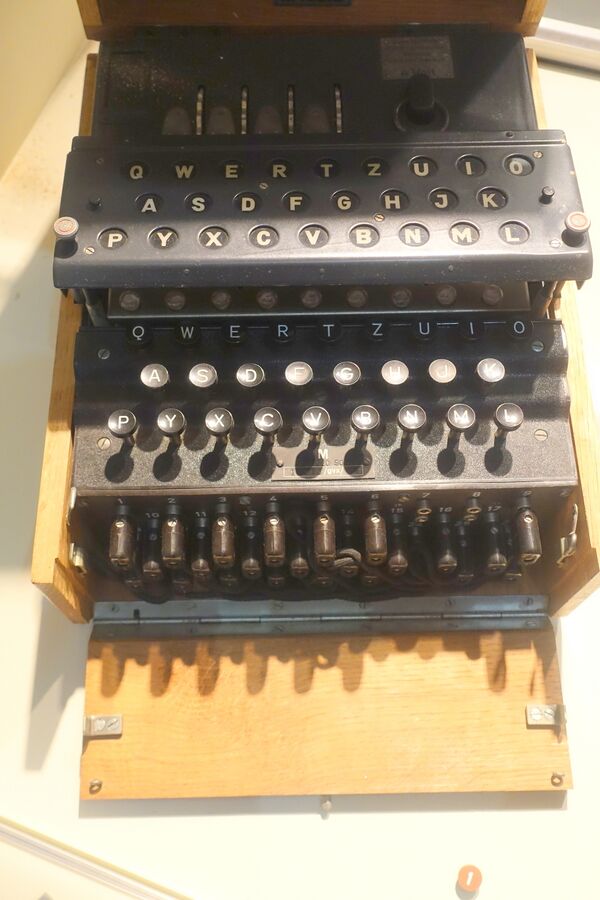 Четырёхроторная морская Enigma M4 с выносным индикатором. Экспозиция U-505 в Чикаго, 2014 год.