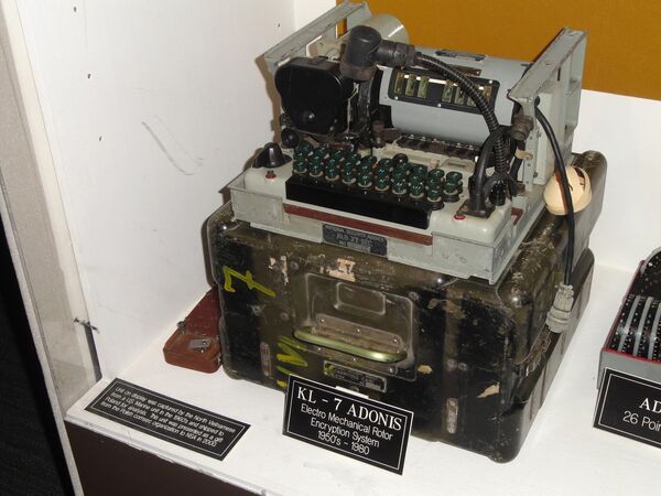 Американская роторная шифровальная машина TSEC/KL-7 ADONIS в экспозиции Национального криптологического музея США