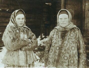 Платки и женская верхняя одежда: вид спереди. Н. А. Шабунин, 1903–1904; альбом 1906 года.