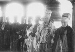 Праздничное собрание в помещении. Н. А. Шабунин, 1903–1904; альбом 1906 года. Точный повод церемонии в доступной карточке не указан.
