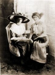 Анна Ахматова с подругой. Фотография 1912 года. Спустя полвека Ахматова участвовала в защите Бродского и поддерживала его письмами во время ссылки.