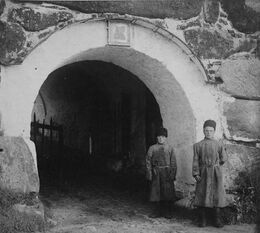 Люди у ворот внутри Соловецкого монастыря. С. М. Прокудин-Горский; 1915 по каталогу коллекции.