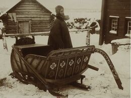 Сани и деревянная застройка в северном селении. Н. А. Шабунин, 1903–1904. Из альбома «Путешествие на Север» (1906).