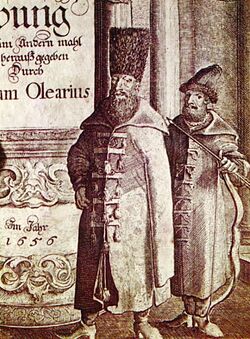 Два различных головных убора на фрагменте фронтисписа книги Олеария, 1656. Слева - высокая меховая шапка, справа - убор иного силуэта.