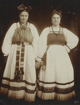 Женские рубахи и передники. Н. А. Шабунин, 1903–1904. Альбом «Путешествие на Север», опубликованный в 1906 году.