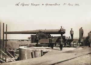 Император Николай II осматривает строительство батареи «Риф», 1910 год. РГВИА.