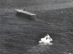 USS Guadalcanal буксирует захваченную германскую U-505, 4 июня 1944 года.