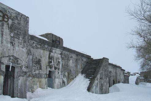 Тыльная сторона батареи: входы в казематированные помещения и лестница на верхний уровень. Пётр Иванов, 2011 год.
