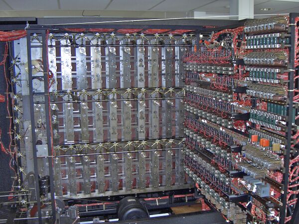 Реконструкция криптоаналитической машины Bombe в Блетчли-парке. Майк Пил, 2006 год.